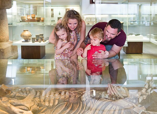 Familie auf Entdeckungsreise im Museum