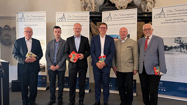  Historiker Dr. Rudolf Distler, Projektkoordinator Peter Aifeld, Museumsdirektor Jörg Meißner, Würzburgs Oberbürgermeister Martin Heilig (Bündnis 90/Die Grünen), Hartmut Koschyk, Vorsitzender des Stiftungsrates der Stiftung Verbundenheit, Dr. Paul Beinhofer, 1. Vorsitzende des Frankenbundes, Regierungspräsident a.D. 