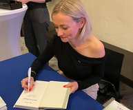 Ira Peter signiert ihre Bücher.
