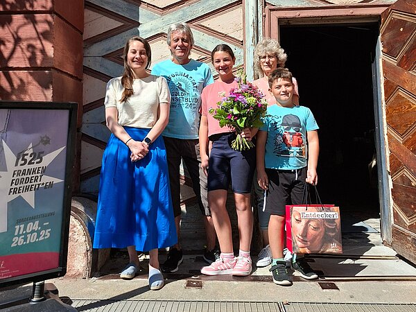 Sophia Lazar, Louis Lazar und ihre Großeltern Walter und Brigitte Seubert mit der Kuratorin Teresa Novy (links im Bild)