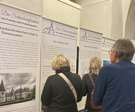 Besucher bei der Finissage